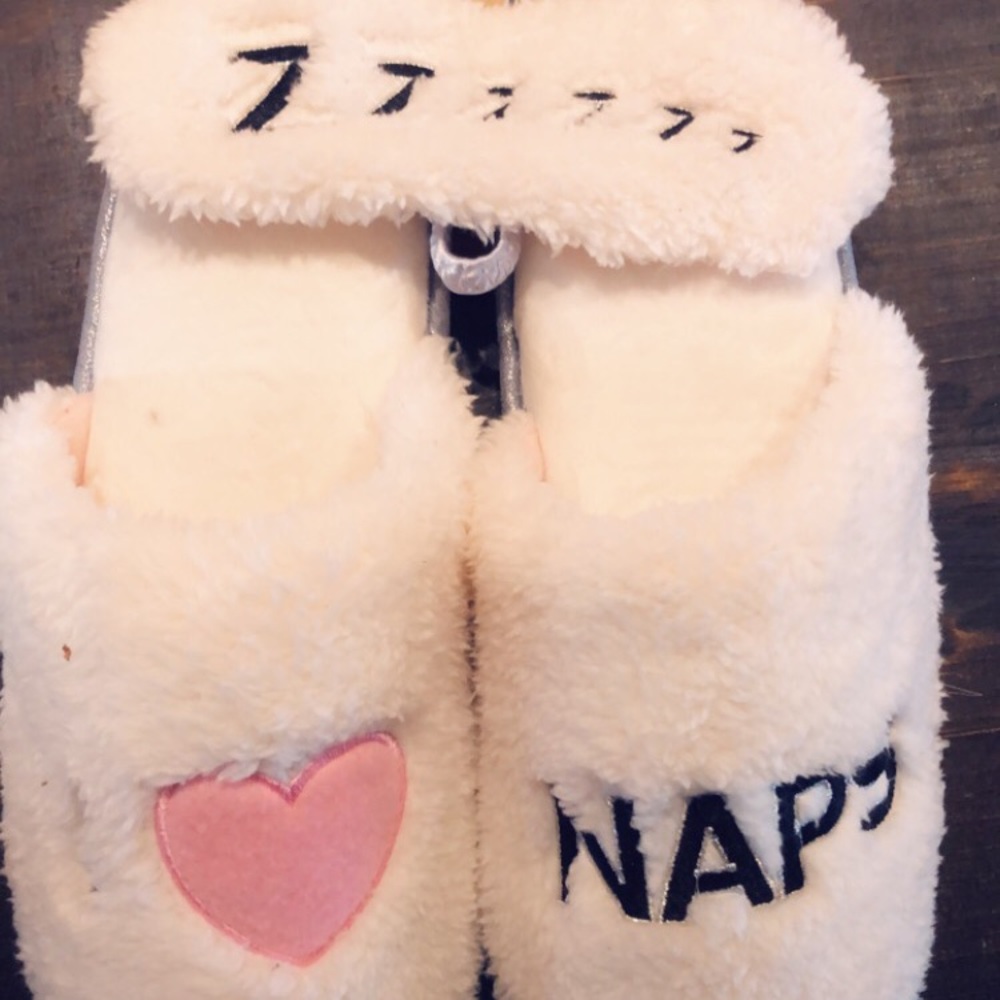 Women’s slippers and eye mask set